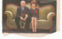 Vicco von Bülow alias "Loriot" mit Evelyn Hamann auf einem Biedermeiersofa.